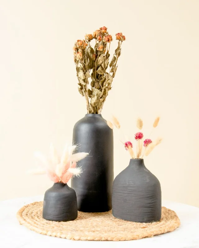 Elegant Vase with Dried Flowers for a Touch of Mystery